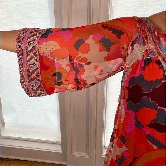 DVF vibrant fun mini dress. Sheer sleeves. - Picture 2 of 11